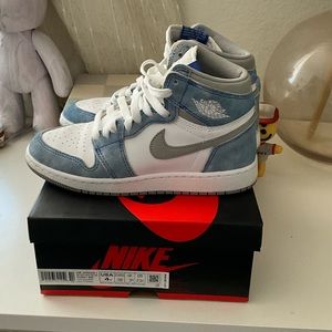 Jordan 1 Retro High
Hyper Royal Smoke Grey - with box, worn once